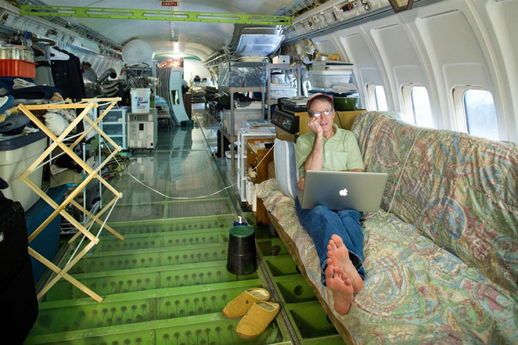 Engenheiro transforma Boeing 727 aposentado em sua casa 11