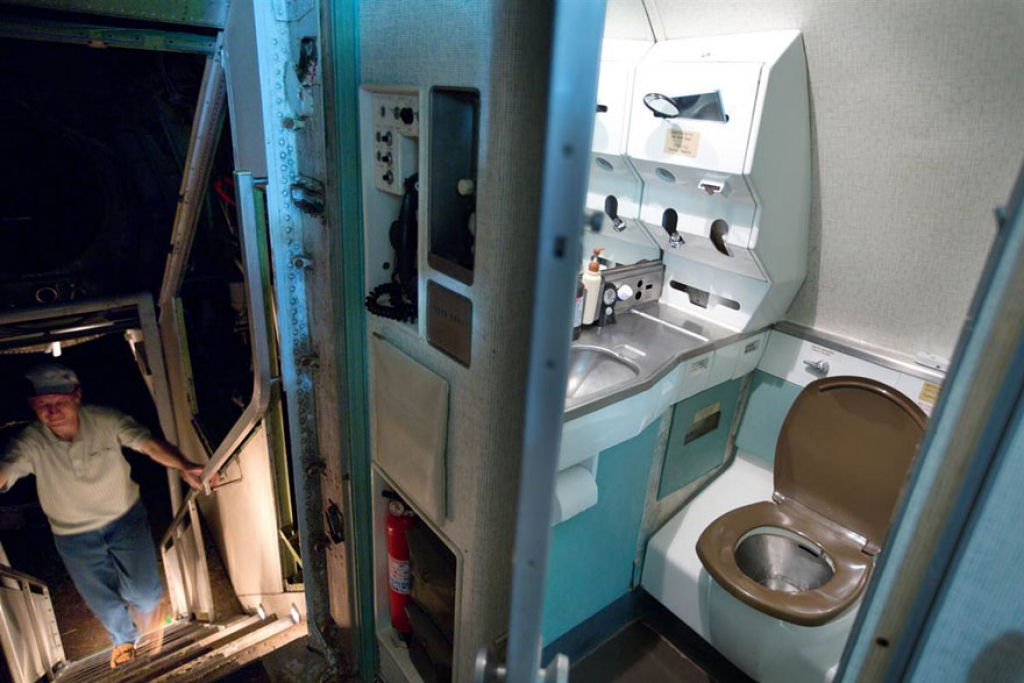 Engenheiro transforma Boeing 727 aposentado em sua casa 13