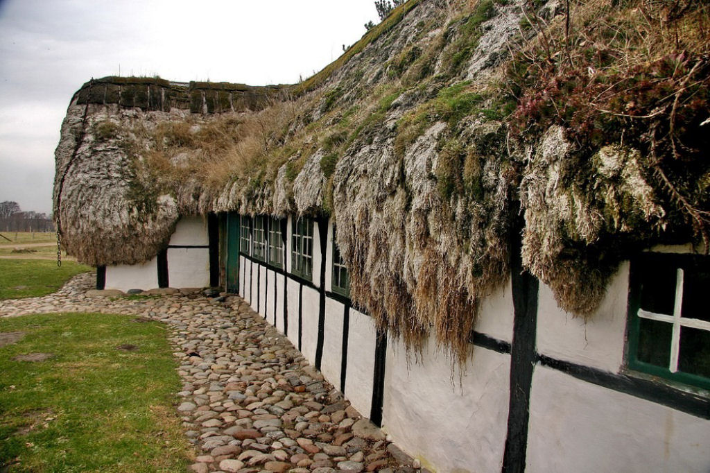 As casas cobertas com algas da Ilha de Ls 06