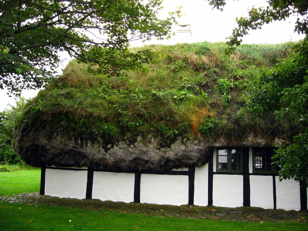 As casas cobertas com algas da Ilha de Ls 13
