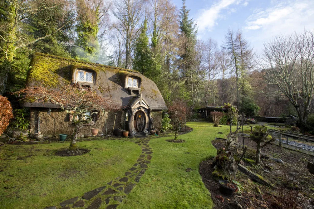 Octogenrio escocs vive em uma casa Hobbit que ele construiu em 1984