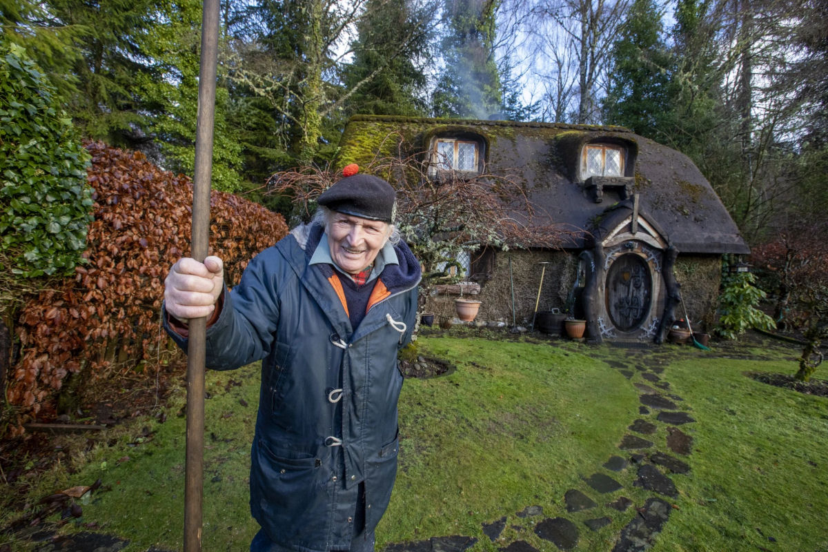 Octogenrio escocs vive em uma casa Hobbit que ele construiu em 1984