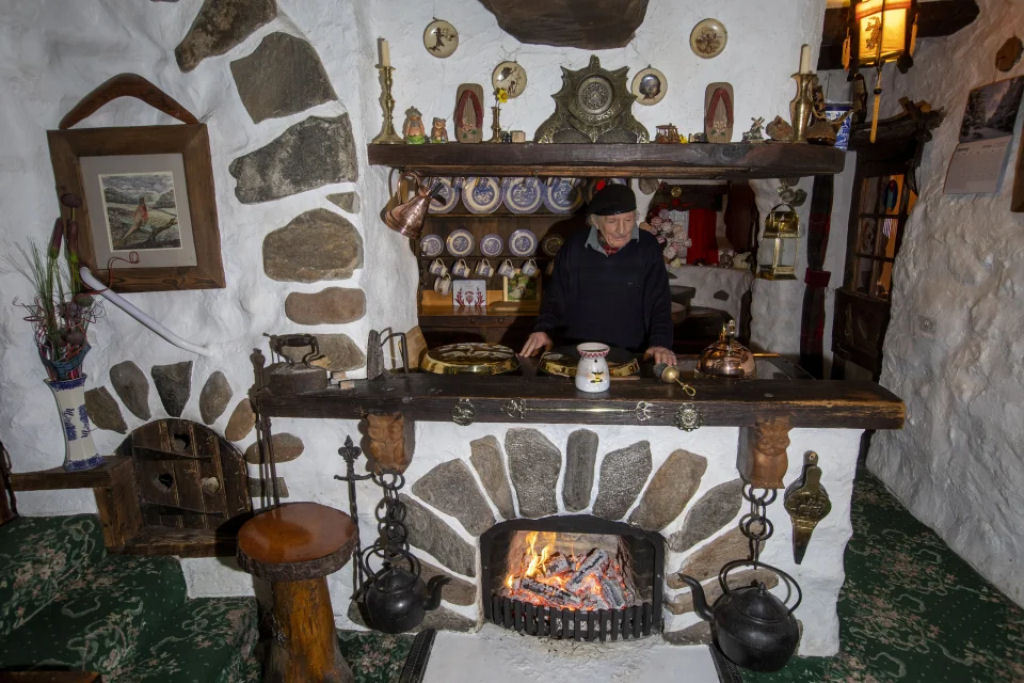 Octogenrio escocs vive em uma casa Hobbit que ele construiu em 1984