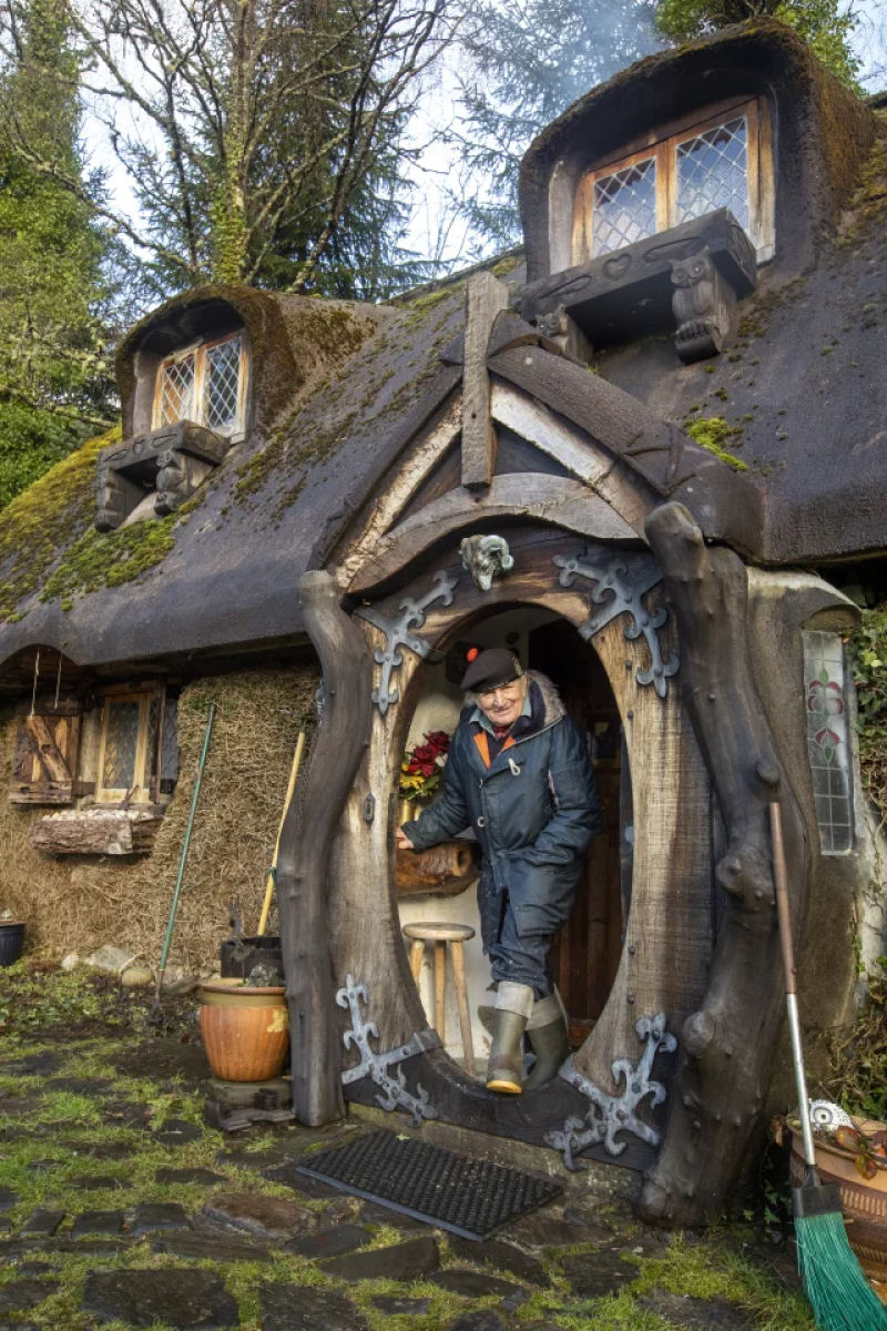 Octogenrio escocs vive em uma casa Hobbit que ele construiu em 1984