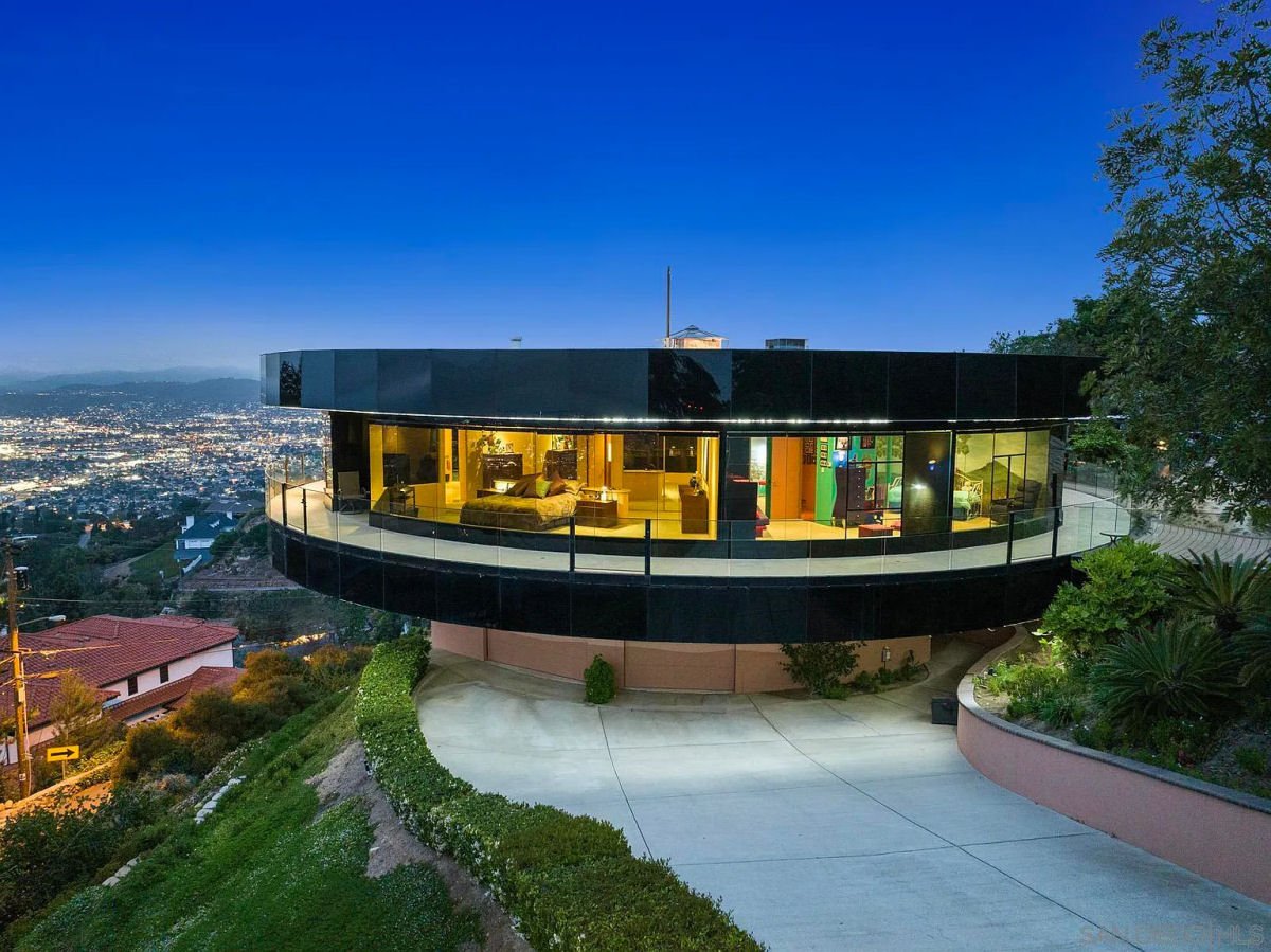 Uma casa circular giratria exclusiva no topo de uma colina em San Diego