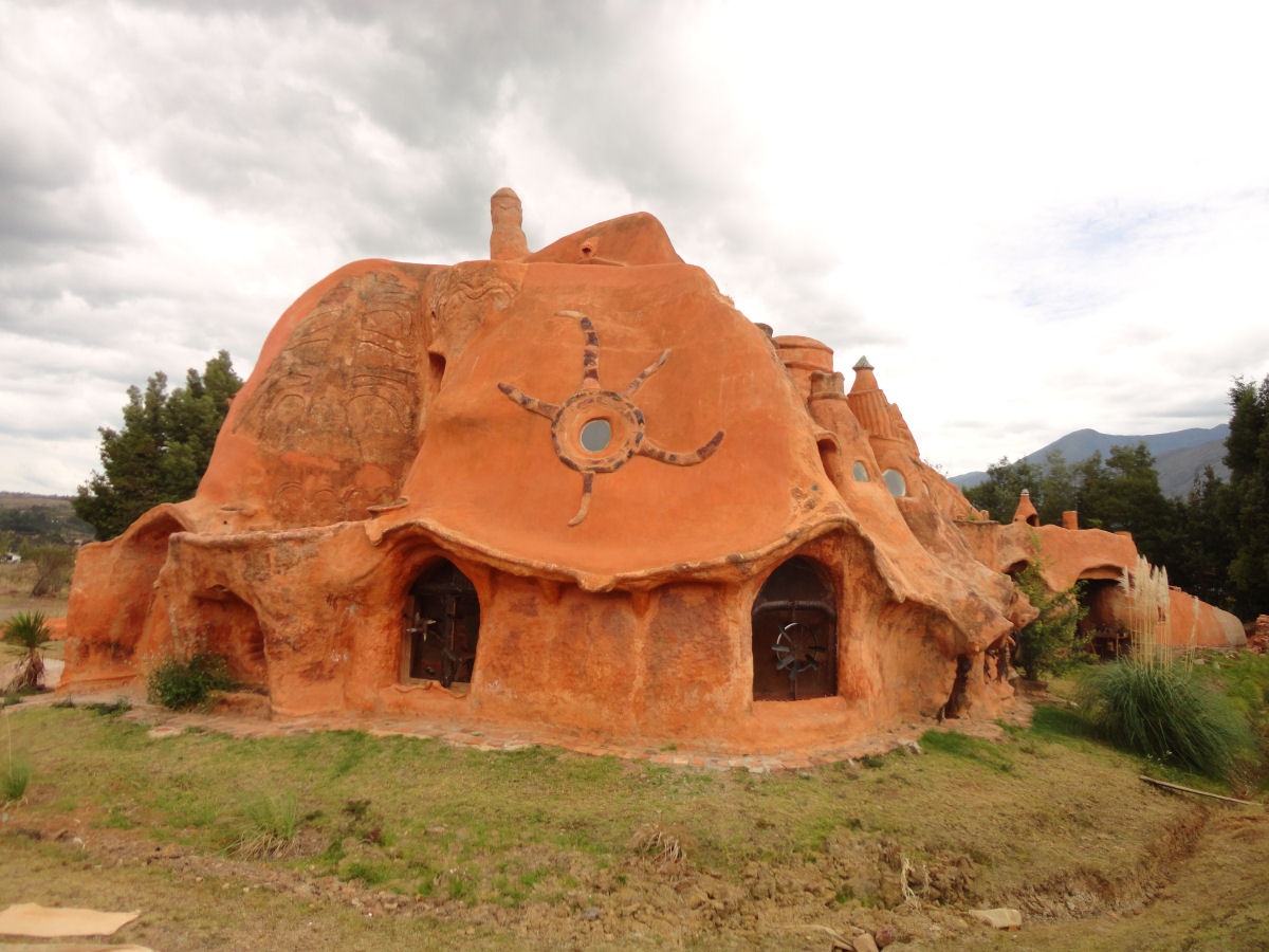 A casa dos Flintstones na Colômbia é feita inteiramente de argila 03