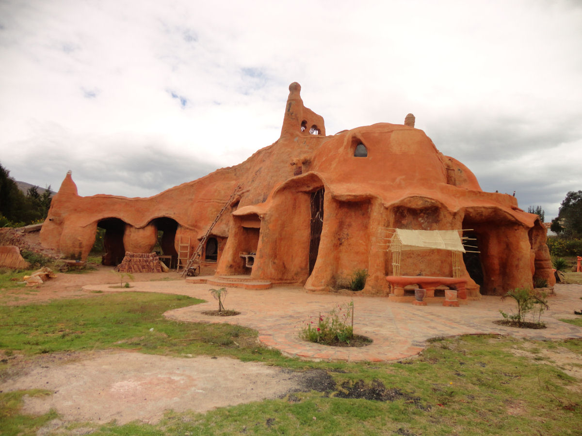 A casa dos Flintstones na Colômbia é feita inteiramente de argila 04