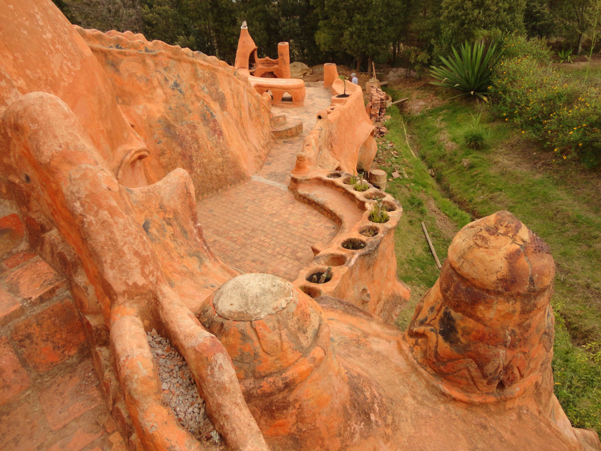 A casa dos Flintstones na Colômbia é feita inteiramente de argila 05