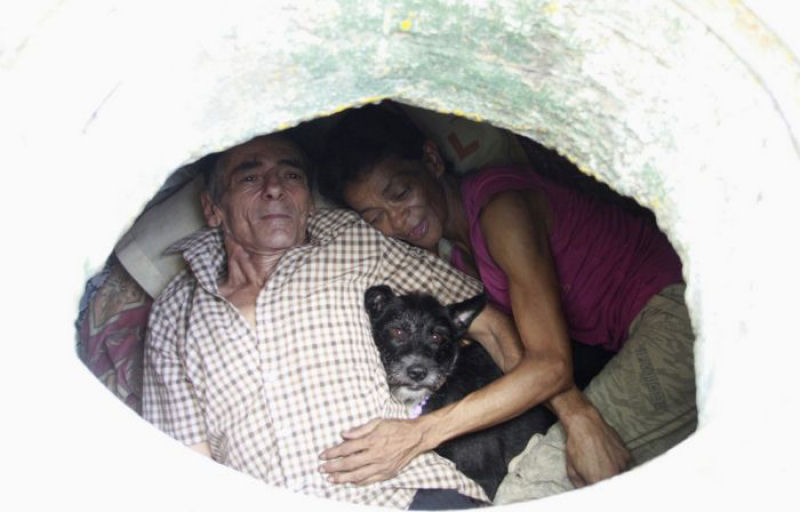 Casal colombiano vive em um bueiro há 22 anos 01