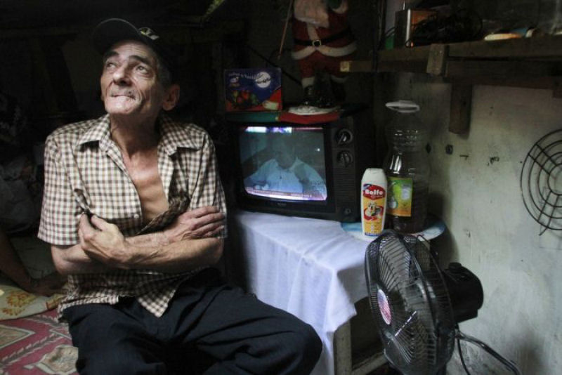 Casal colombiano vive em um bueiro há 22 anos 02