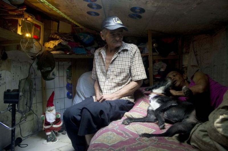 Casal colombiano vive em um bueiro há 22 anos 07