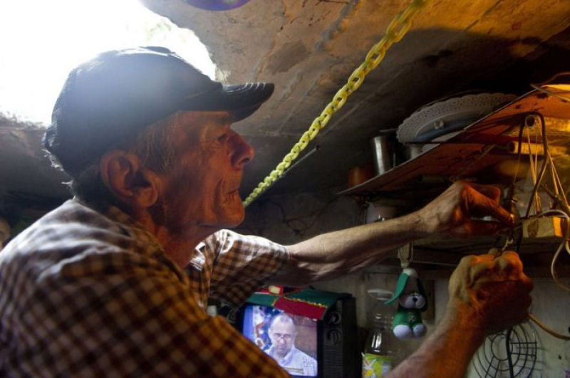 Casal colombiano vive em um bueiro há 22 anos 09