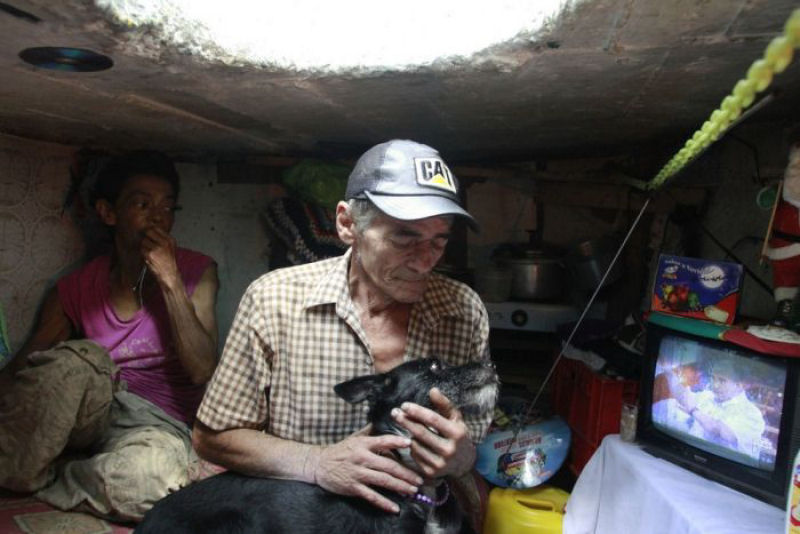 Casal colombiano vive em um bueiro há 22 anos 10