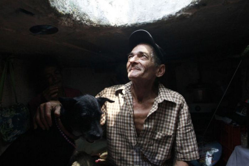 Casal colombiano vive em um bueiro há 22 anos 11