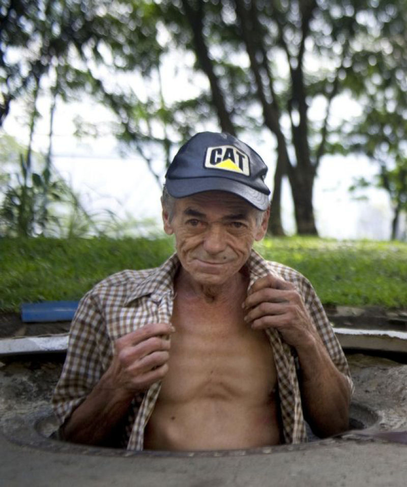 Casal colombiano vive em um bueiro há 22 anos 12
