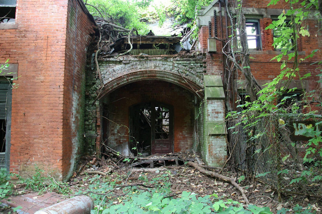 A beleza melanclica de casas abandonadas ao redor do mundo 04