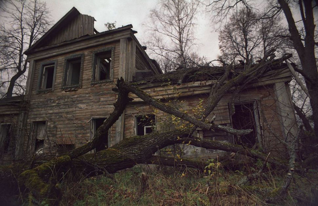 A beleza melanclica de casas abandonadas ao redor do mundo 26