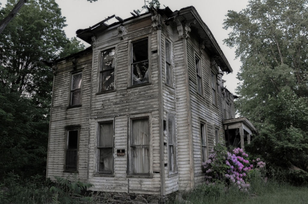 A beleza melanclica de casas abandonadas ao redor do mundo 30