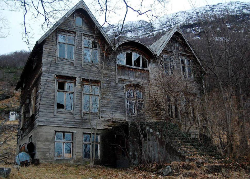A beleza melanclica de casas abandonadas ao redor do mundo 32