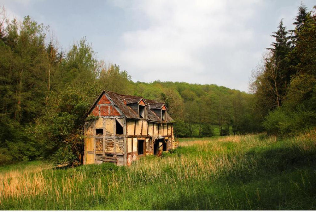 A beleza melanclica de casas abandonadas ao redor do mundo 40