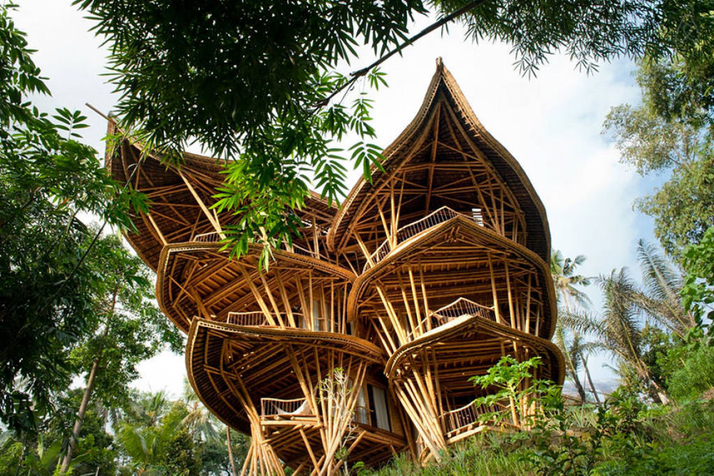 Deixou uma carreira bem sucedida para construir casas sustentveis de bamb em Bali 01