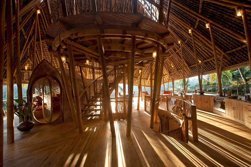Deixou uma carreira bem sucedida para construir casas sustentveis de bamb em Bali 07