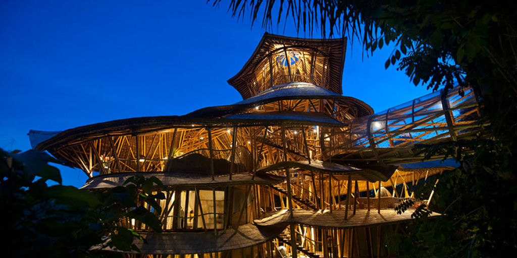 Deixou uma carreira bem sucedida para construir casas sustentveis de bamb em Bali 09