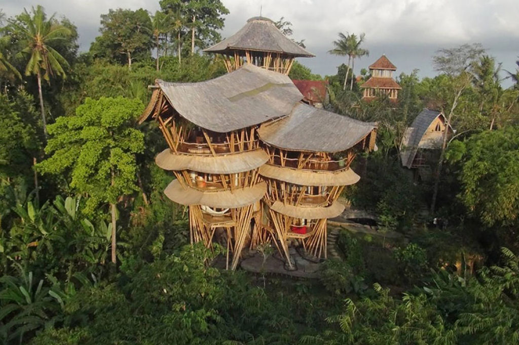 Deixou uma carreira bem sucedida para construir casas sustentveis de bamb em Bali 10