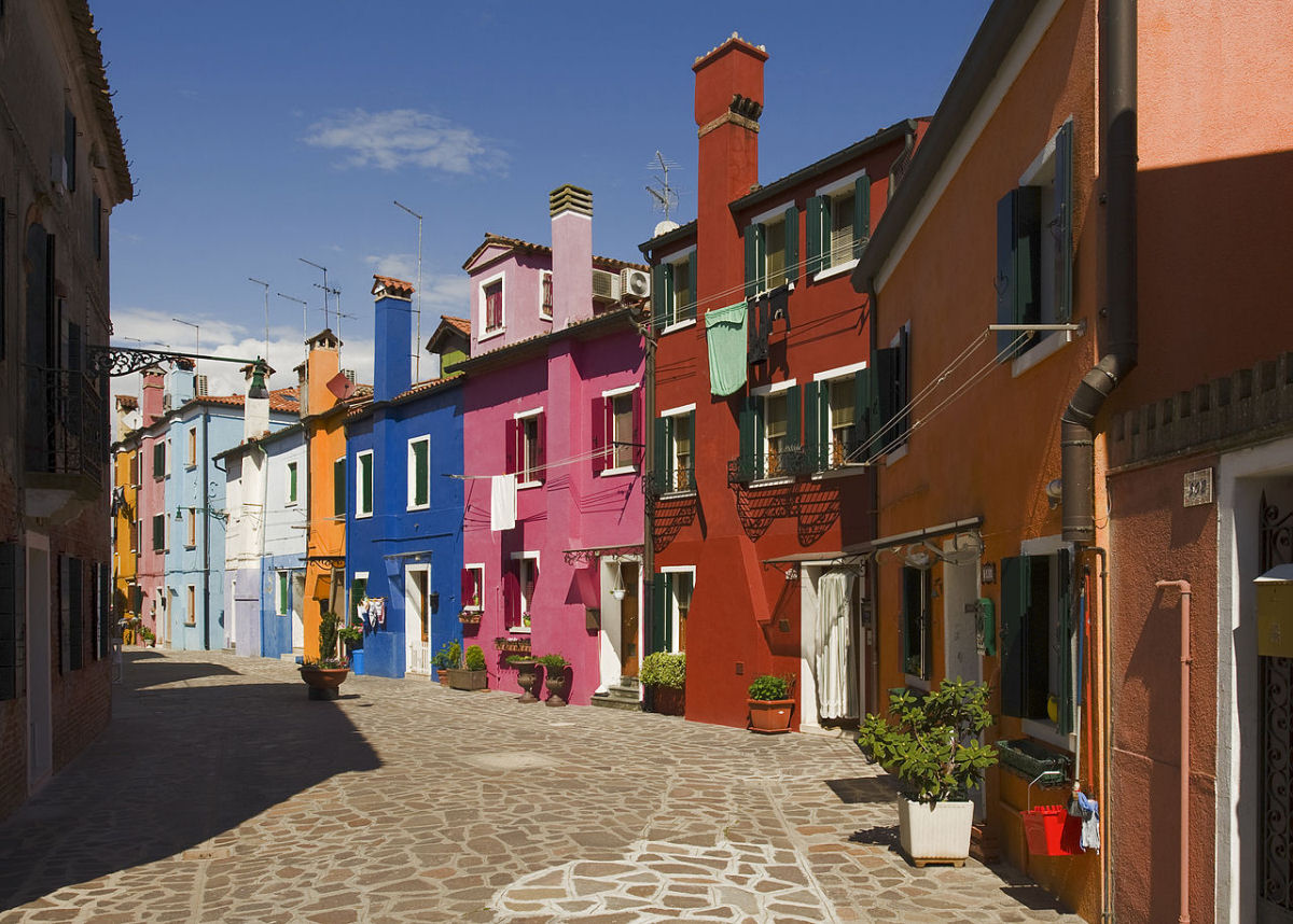 As fascinantes casas coloridas da ilhota de Burano, na Itália
