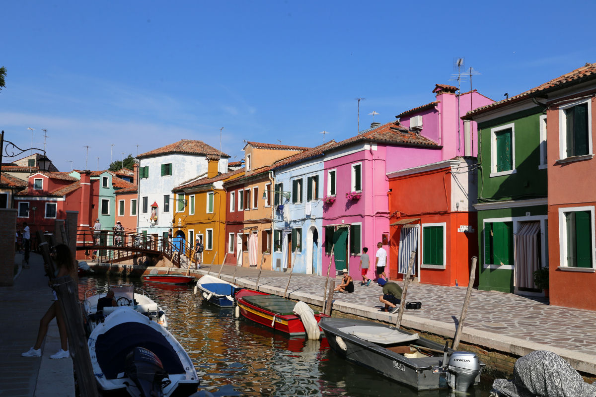 As fascinantes casas coloridas da ilhota de Burano, na Itália