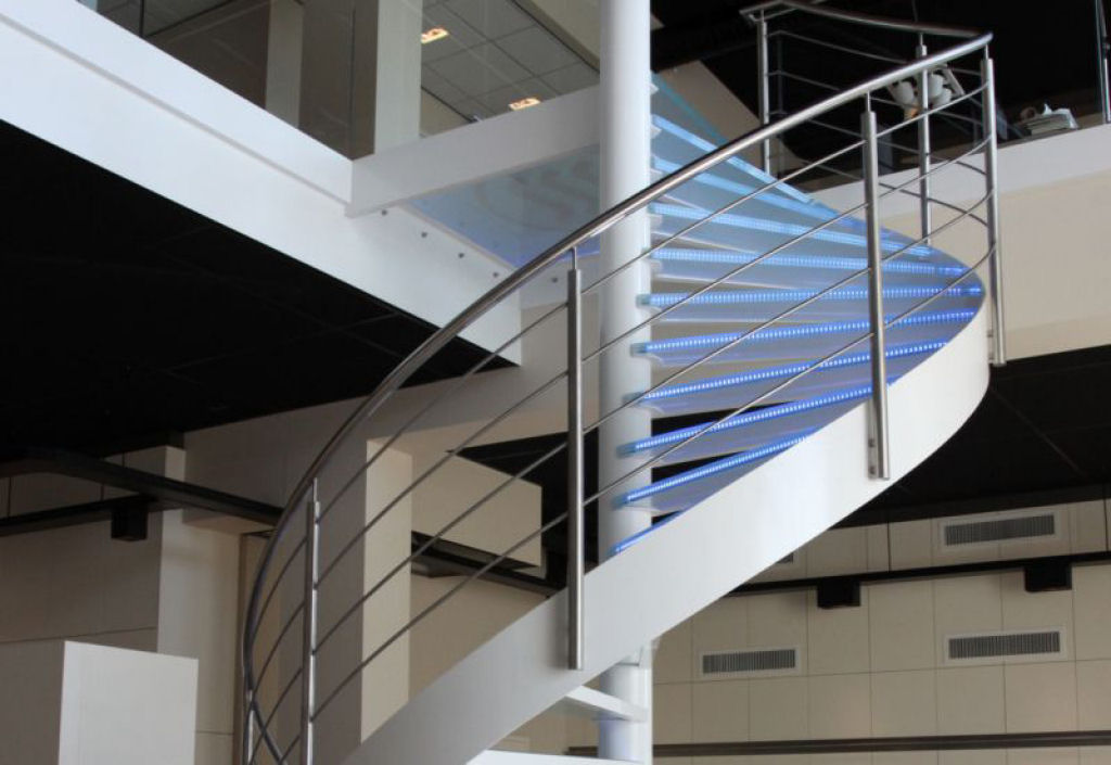 Mais de 50 designs de escadas inspiradoras para interiores de casas modernas 10