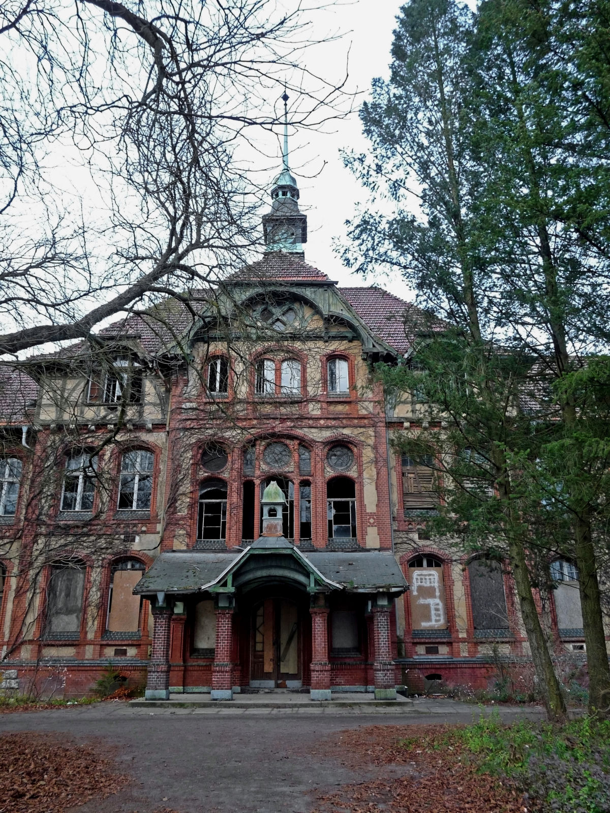 A história de um gigante atormentado: os restos fantasmagóricos do Sanatório Beelitz 06