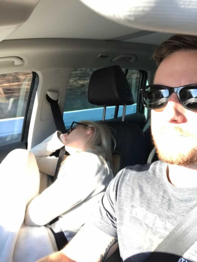 Jovem compila fotos hilárias de suas viagens com a esposa 14