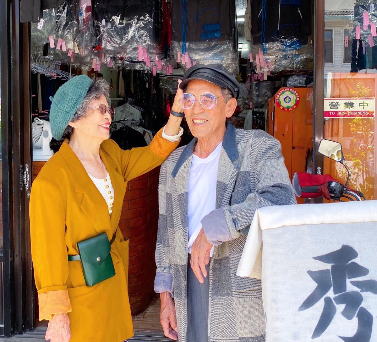 Octogenários fazem sucesso ao modelar roupas esquecidas em sua lavanderia em Taiwan