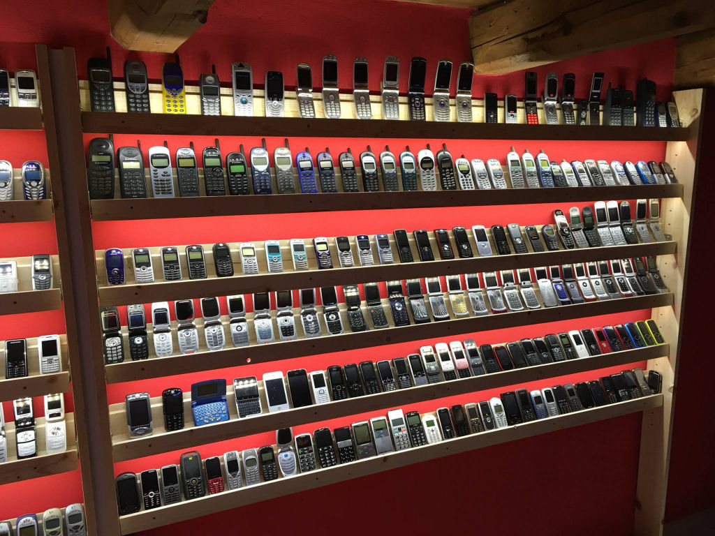 Colecionador eslovaco abre museu de telefones celulares antigos 01