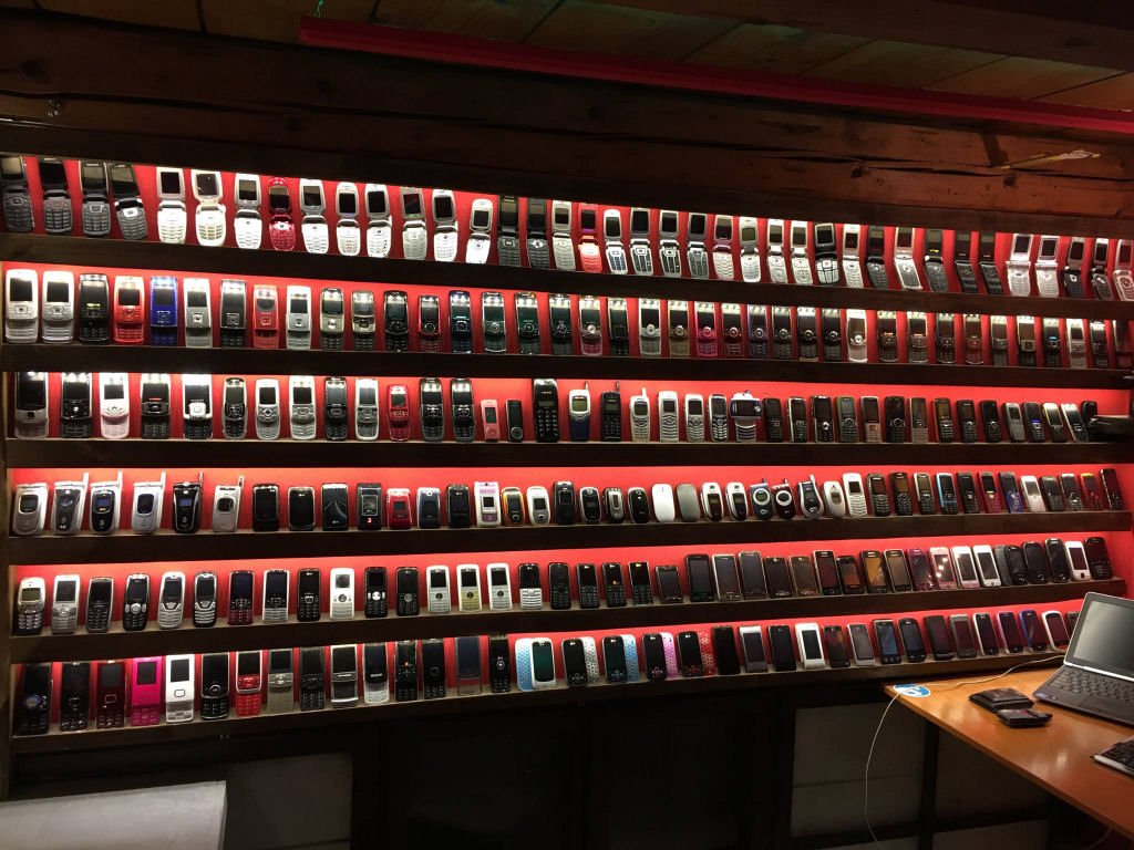 Colecionador eslovaco abre museu de telefones celulares antigos 02
