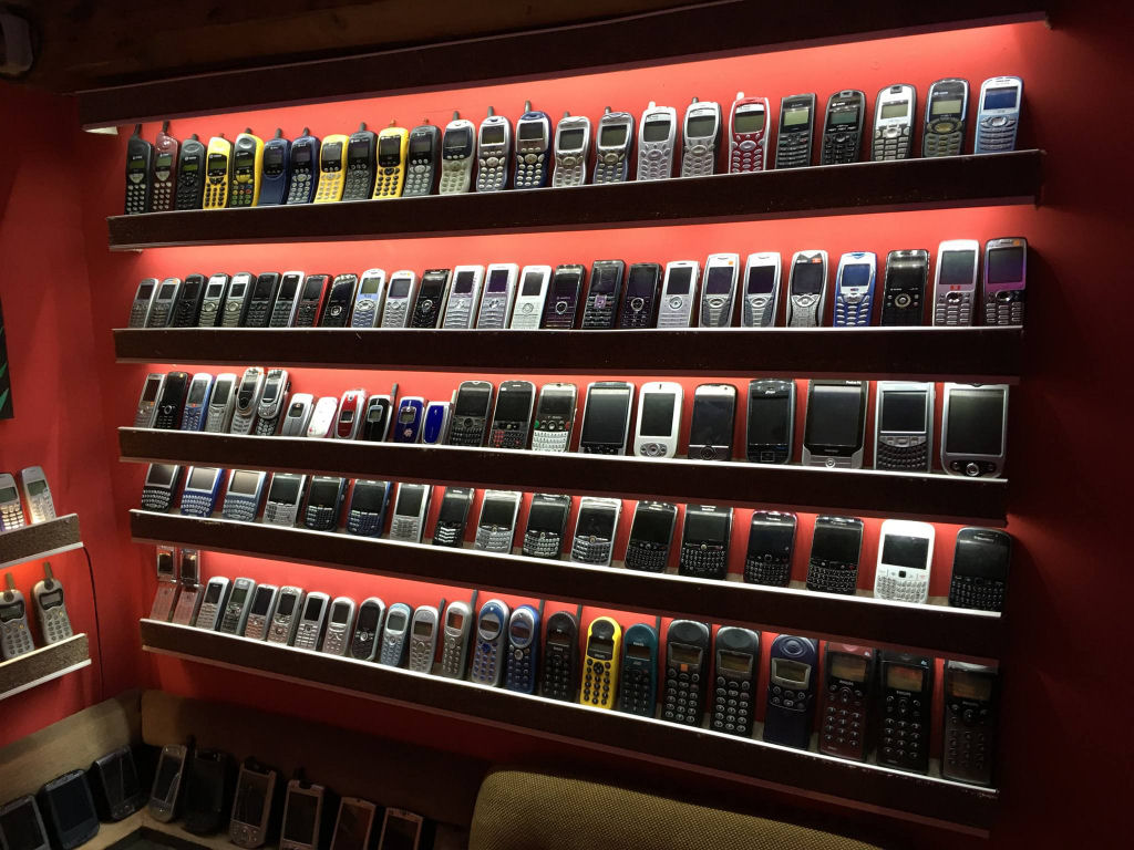 Colecionador eslovaco abre museu de telefones celulares antigos 03
