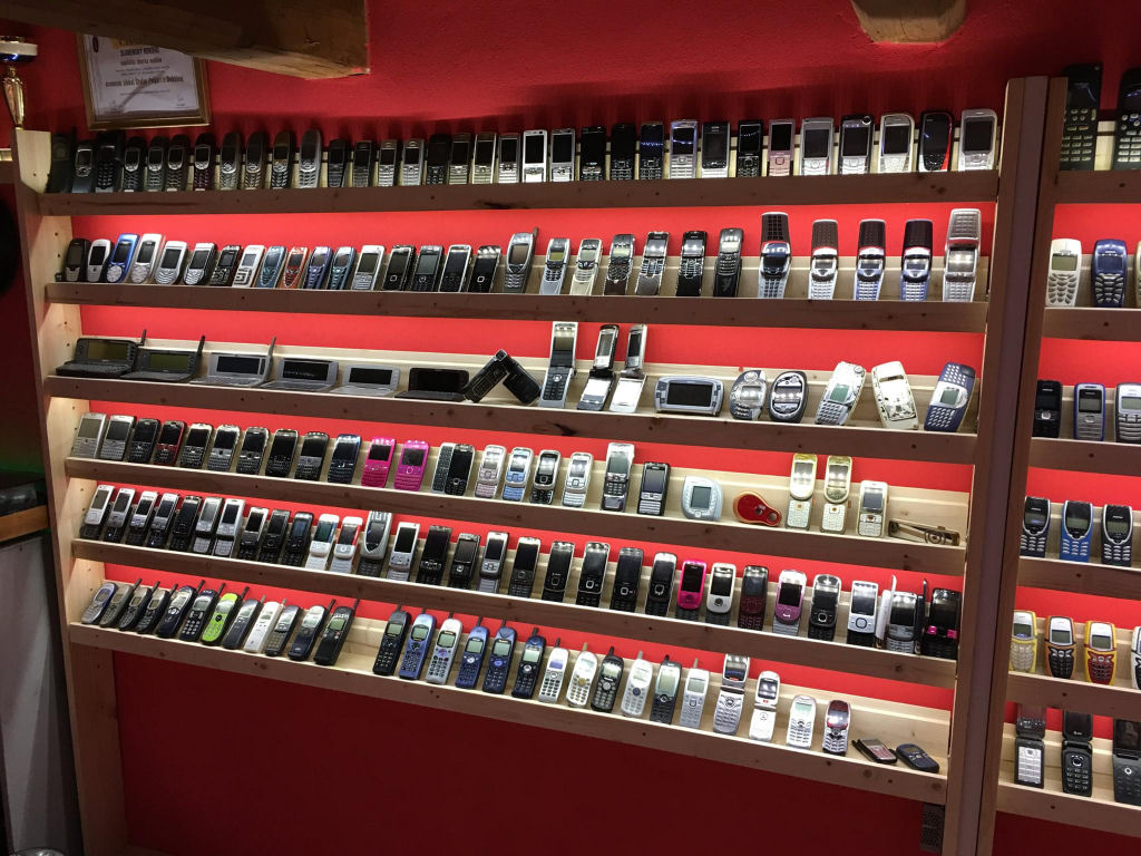 Colecionador eslovaco abre museu de telefones celulares antigos 04