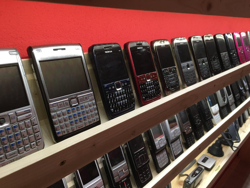 Colecionador eslovaco abre museu de telefones celulares antigos 06