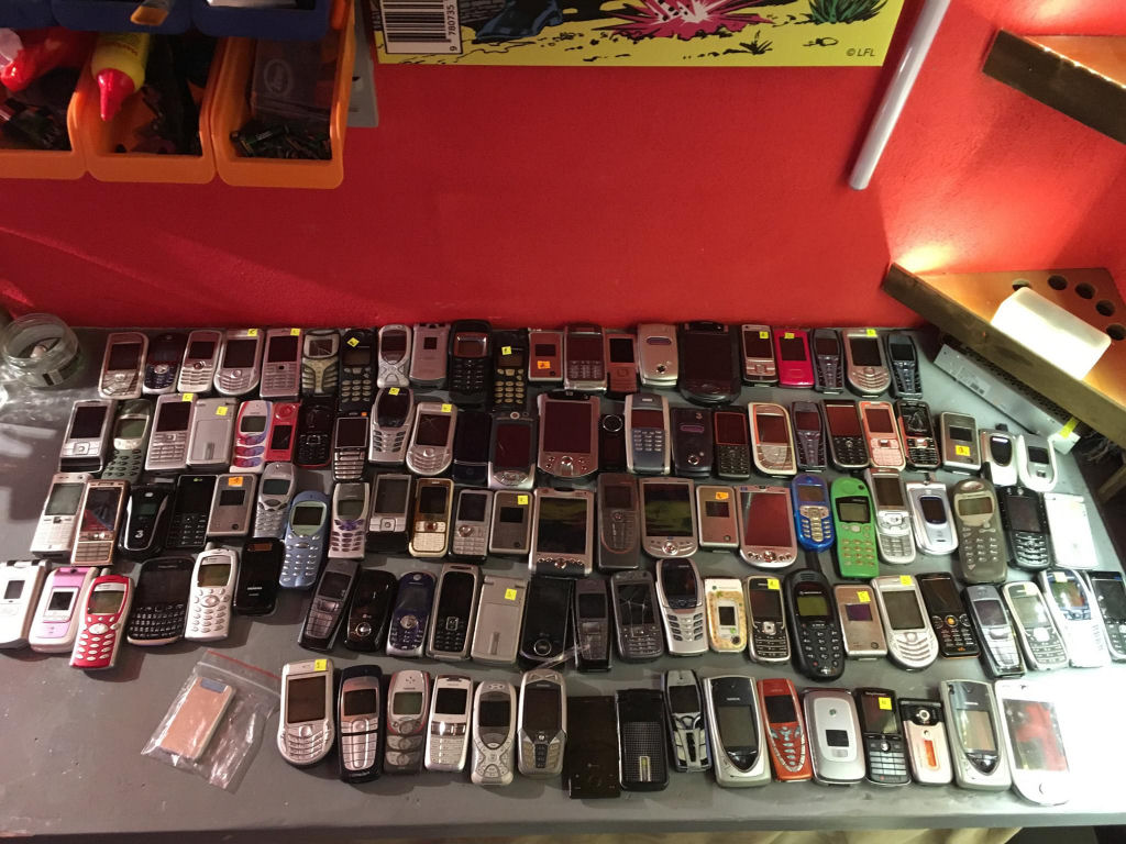 Colecionador eslovaco abre museu de telefones celulares antigos 10