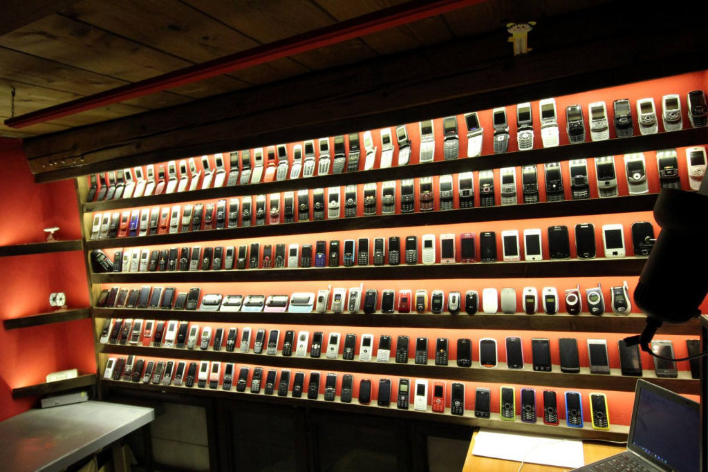 Colecionador eslovaco abre museu de telefones celulares antigos 11