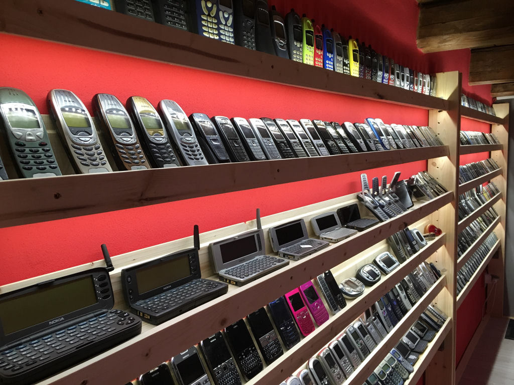 Colecionador eslovaco abre museu de telefones celulares antigos 15
