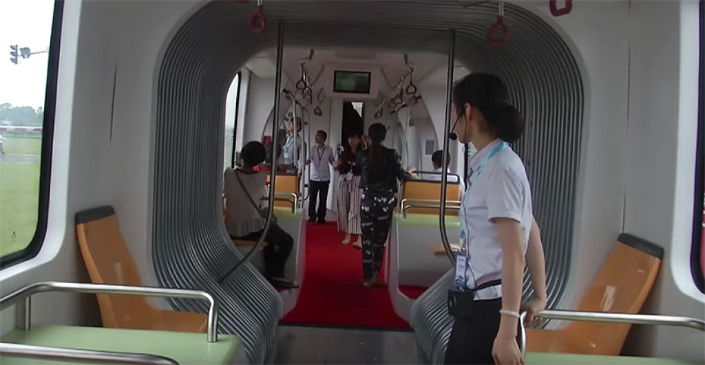 China testa novo nibus autnomo de 30 metros que circula se guiando por linhas no asfalto