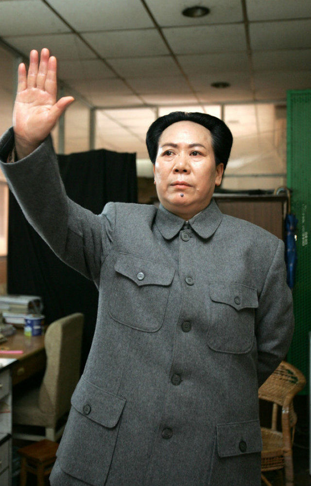 O melhor imitador do lder chins Mao Ts-Tung  na verdade uma mulher 04
