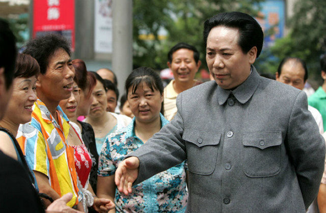 O melhor imitador do lder chins Mao Ts-Tung  na verdade uma mulher 08