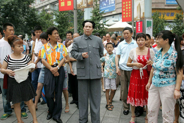 O melhor imitador do lder chins Mao Ts-Tung  na verdade uma mulher 09