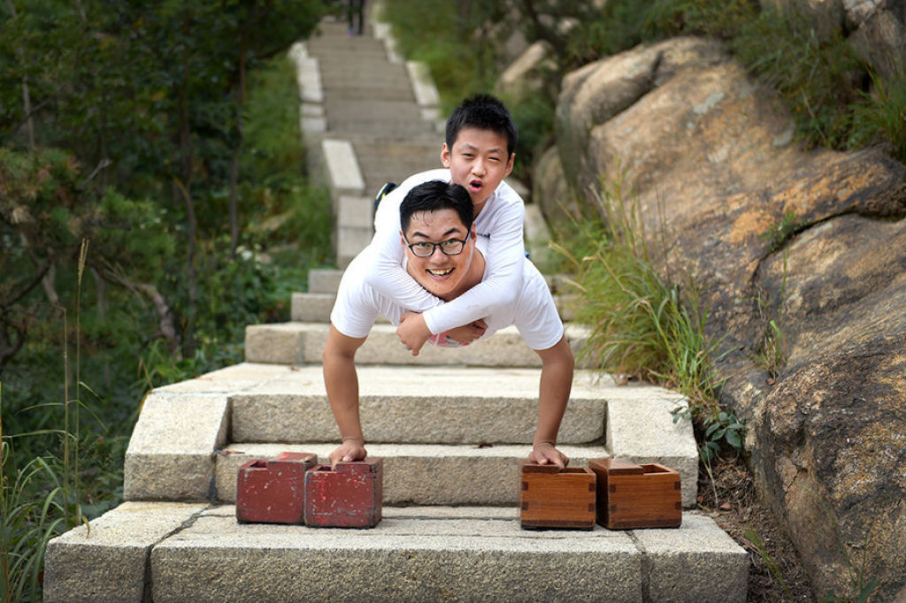 Chinesinho de 11 anos sem pernas sobe at o topo de uma montanha com a ajuda de seu mentor 01
