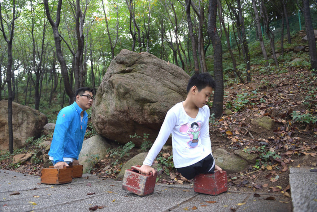 Chinesinho de 11 anos sem pernas sobe at o topo de uma montanha com a ajuda de seu mentor 08