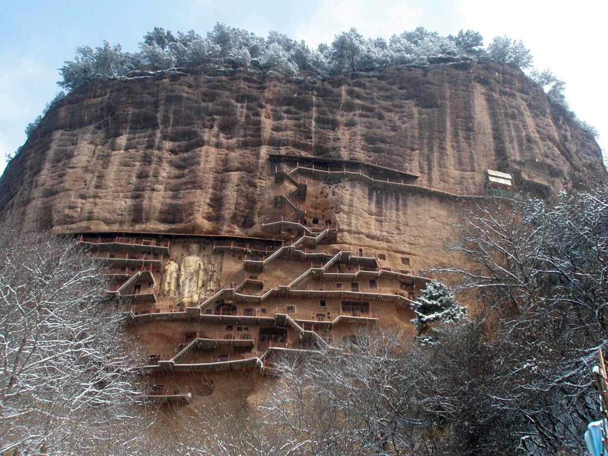 As Grutas Maijishan cortadas na face escarpada de uma montanha de arenito, na China