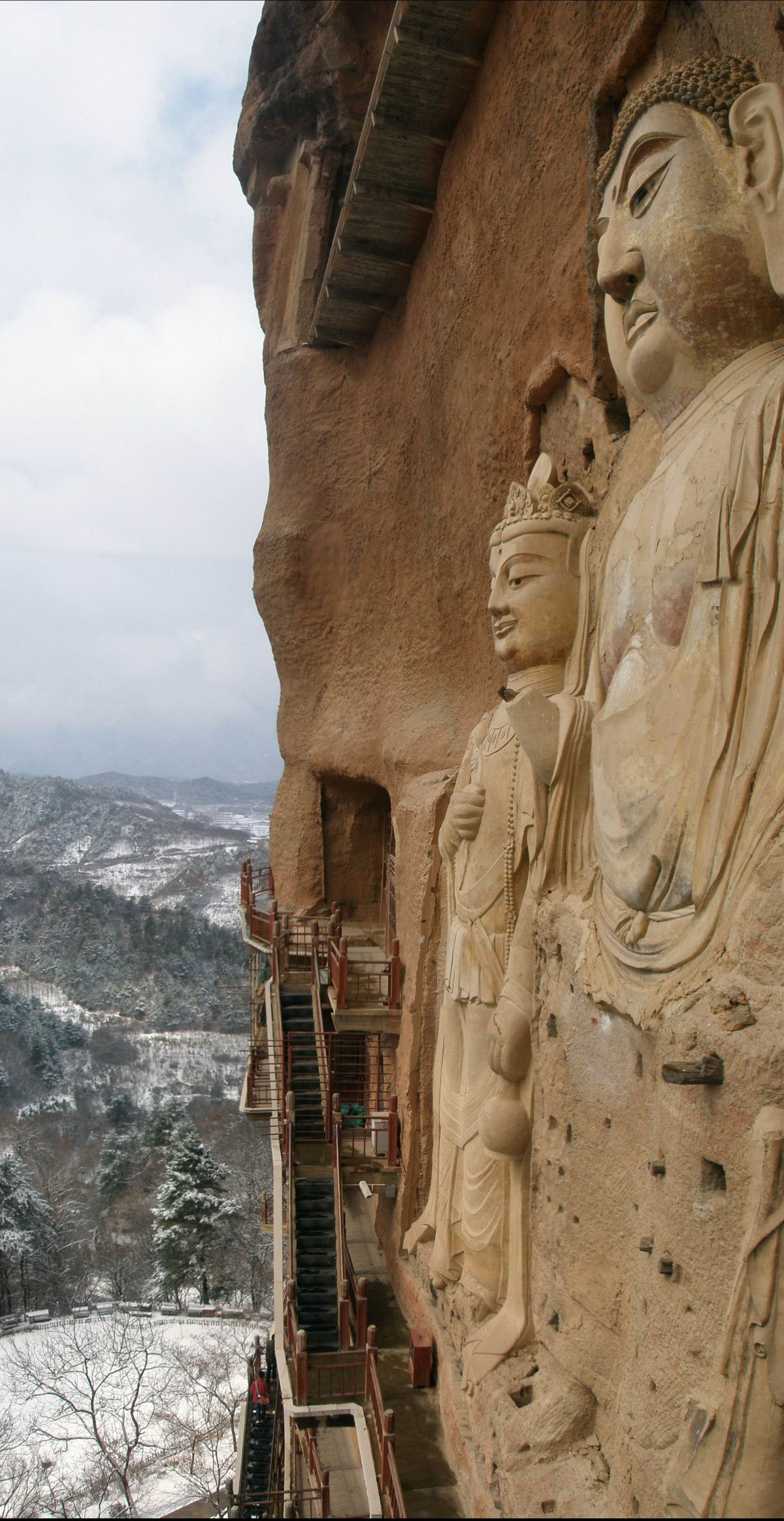 As Grutas Maijishan cortadas na face escarpada de uma montanha de arenito, na China